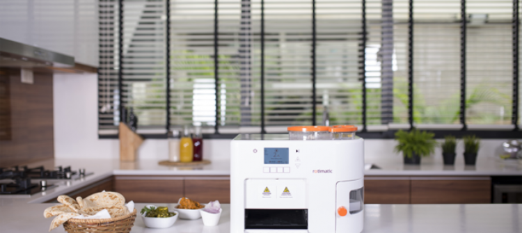 Startup phát minh máy làm bánh tự động ứng dụng công nghệ AI và IoT